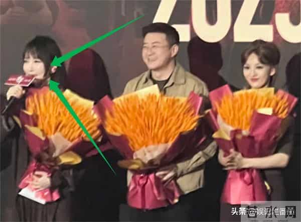 萨萨顶顶现身《清算》首映礼,眼睛好奇怪一直瞪眼,脸白到反光