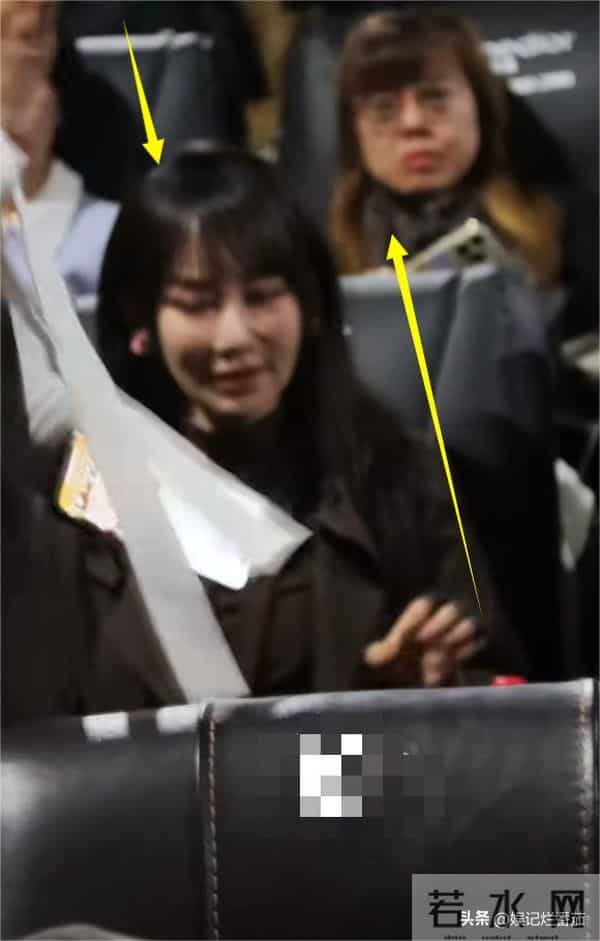 萨萨顶顶现身《清算》首映礼,眼睛好奇怪一直瞪眼,脸白到反光