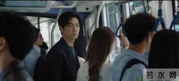 眼神呆滞，面部僵硬，身材干瘪，没白冰的气质，钟汉良也带不动她