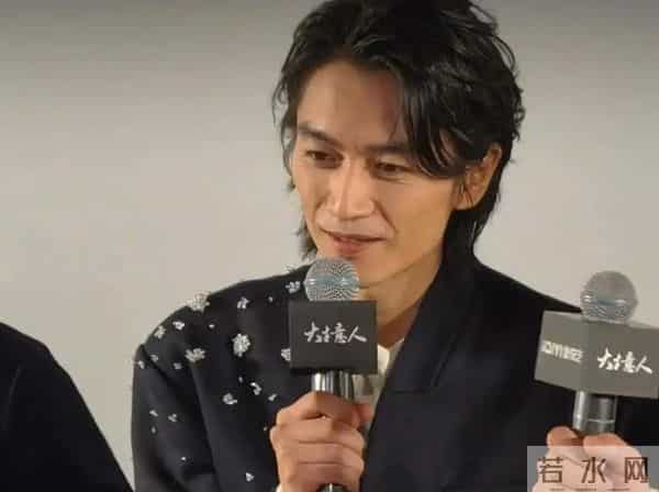 男演员长相多重要？《大生意人》陈晓出场，才知何为星星眼勾人魂