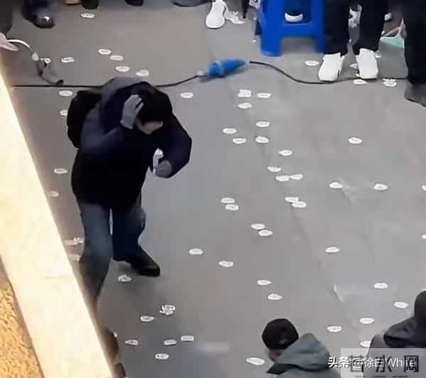 肖战《小城良方》最新路透，被姜妍提着水桶追着打，吓的抱头逃跑