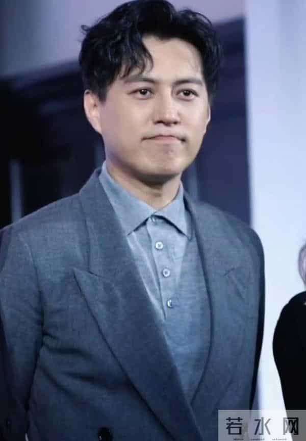 靳东为啥让中年女性疯狂，他满足了女人对理想伴侣的所有幻想