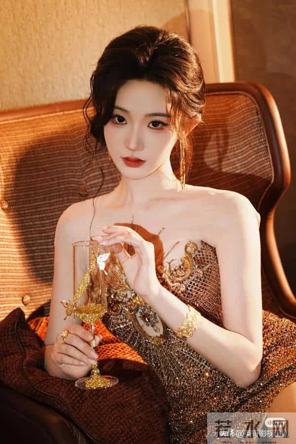 看不下去了！短剧十大人气女神重新洗牌，她凭啥碾压郭宇欣排第一