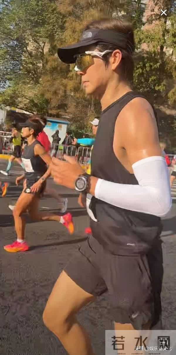 51岁钟汉良4小时跑完马拉松,状态好到爆,活该他还演男一号!