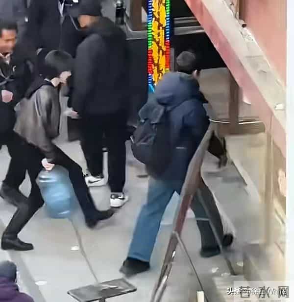 肖战《小城良方》最新路透，被姜妍提着水桶追着打，吓的抱头逃跑