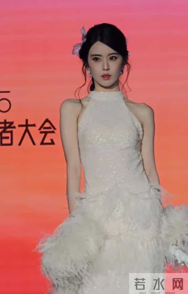 小短剧演员走红毯，又一批亮相，王格格气场十足，余茵鞋底高