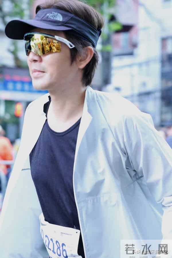 51岁钟汉良4小时跑完马拉松,状态好到爆,活该他还演男一号!