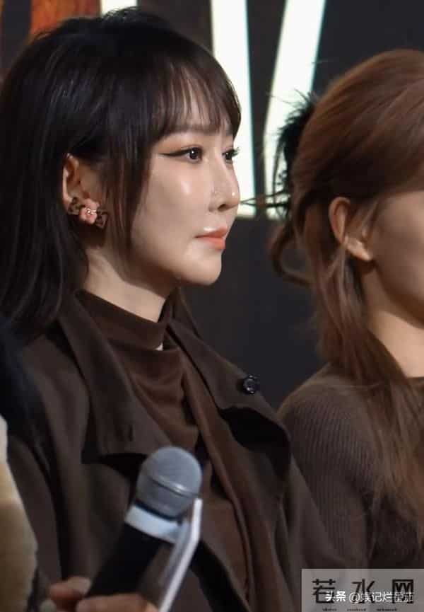 萨萨顶顶现身《清算》首映礼,眼睛好奇怪一直瞪眼,脸白到反光