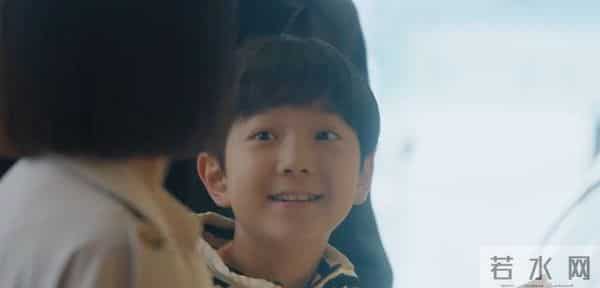 眼神呆滞，面部僵硬，身材干瘪，没白冰的气质，钟汉良也带不动她