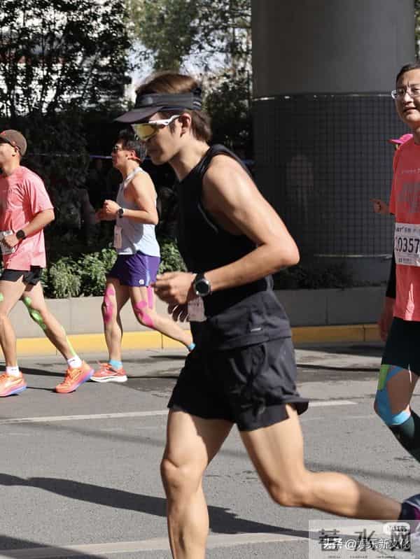 51岁钟汉良4小时跑完马拉松,状态好到爆,活该他还演男一号!