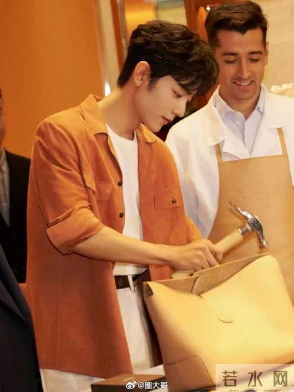 肖战新片预售破千万,正午阳光押注流量,春节档要变天?