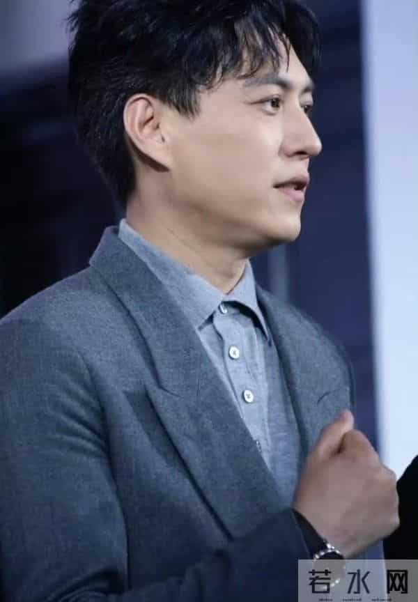 靳东为啥让中年女性疯狂，他满足了女人对理想伴侣的所有幻想