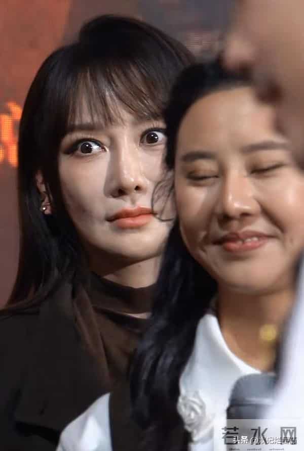 萨萨顶顶现身《清算》首映礼,眼睛好奇怪一直瞪眼,脸白到反光