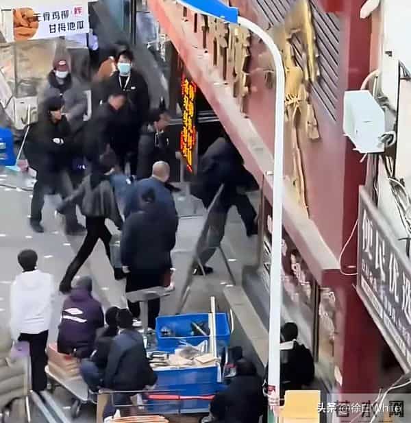 肖战《小城良方》最新路透，被姜妍提着水桶追着打，吓的抱头逃跑