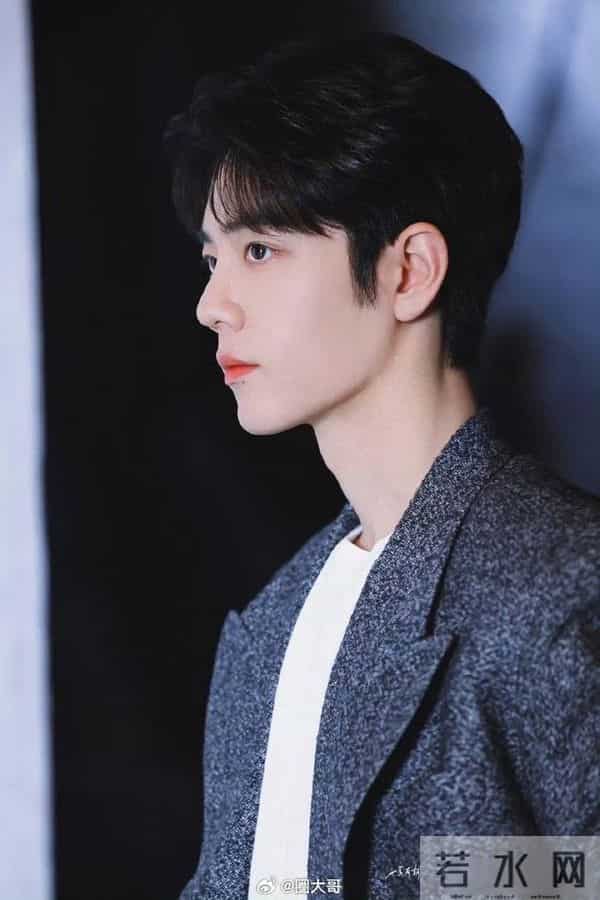 肖战新片预售破千万,正午阳光押注流量,春节档要变天?