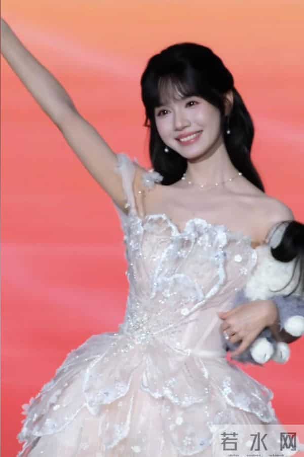 小短剧演员走红毯，又一批亮相，王格格气场十足，余茵鞋底高