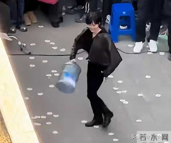 肖战《小城良方》最新路透，被姜妍提着水桶追着打，吓的抱头逃跑