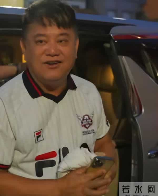 突发!香港知名男星踢球踩对方要害,双方爆发冲突,火药味十足