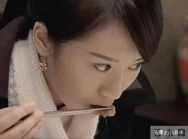 现在看海藻长得真的很绝 薄薄的像白开水一样的长相 导演选角太超前