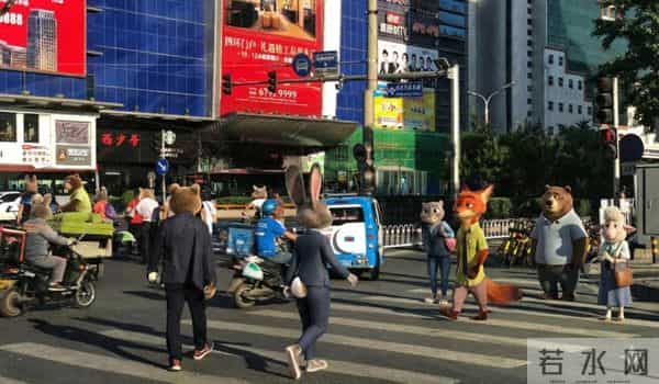 看《疯狂动物城2》这样发合照火爆朋友圈，Nano Banana Pro玩法来了