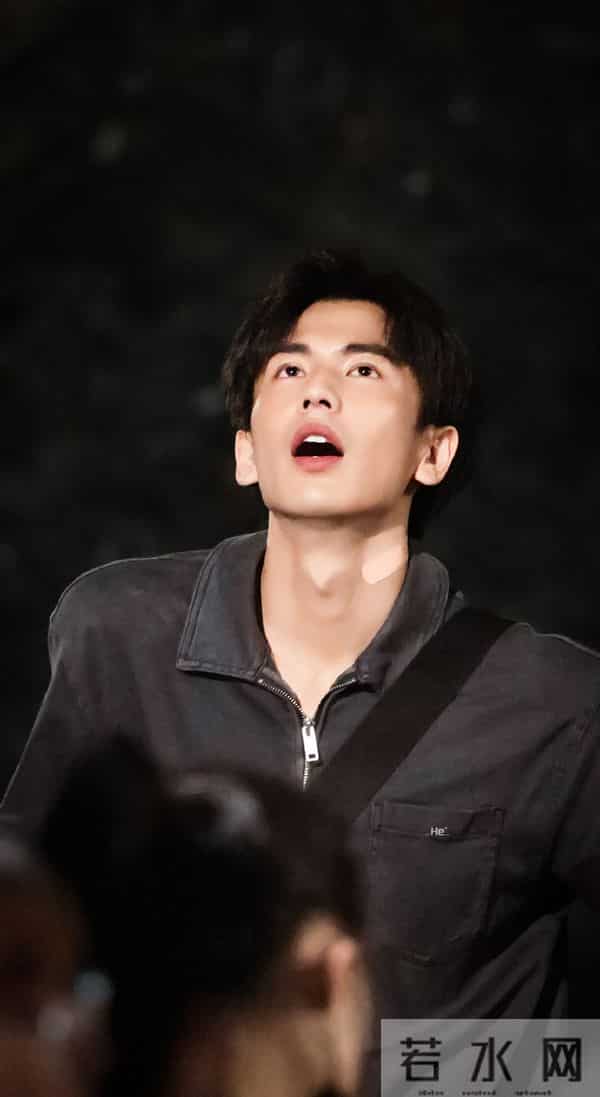 张凌赫捐赠驰援香港!清冷男神变暖心达人 细节藏家乡情怀