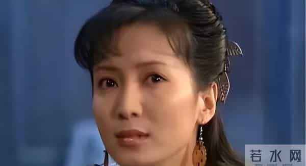 她长得漂亮，演技好，父母却一个瘫痪，一个截肢，丈夫将她宠成宝