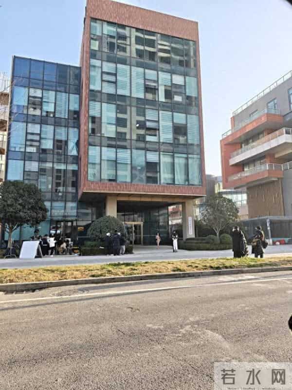 女演员雪地打颤，剧组无动于衷，观众不干了