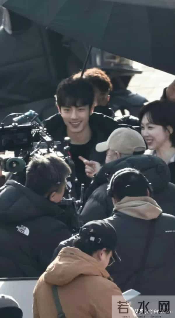 肖战《小城良方》最新路透，被姜妍提着水桶追着打，吓的抱头逃跑