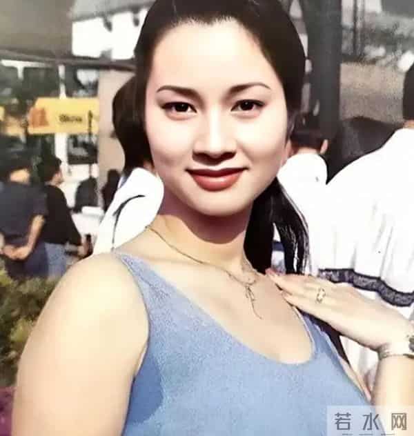 她拍风月片认干爹,被导演霸王硬上弓,靠山去世后,沦为服务员