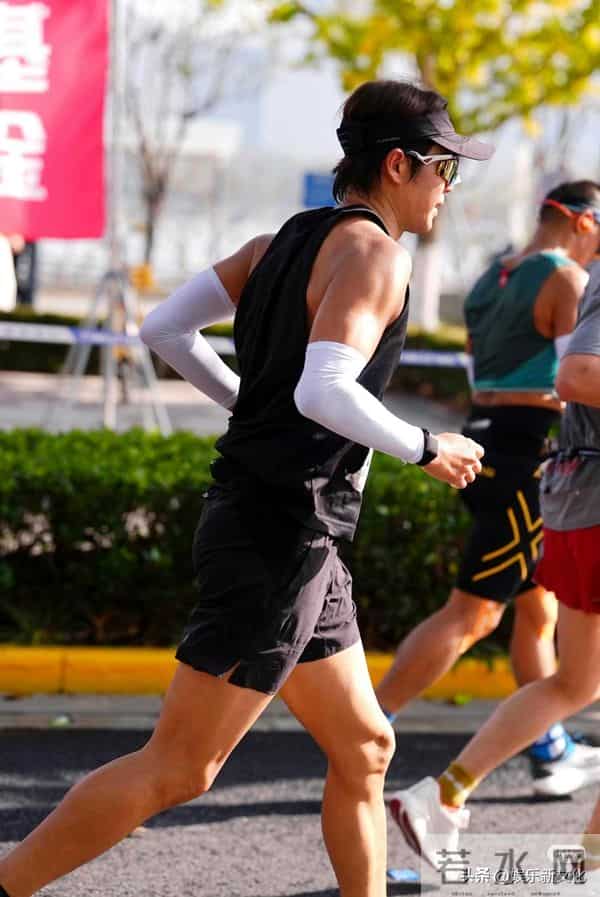 51岁钟汉良4小时跑完马拉松,状态好到爆,活该他还演男一号!