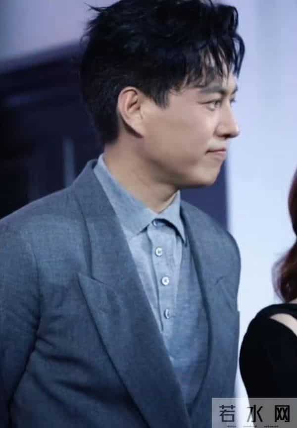 靳东为啥让中年女性疯狂，他满足了女人对理想伴侣的所有幻想