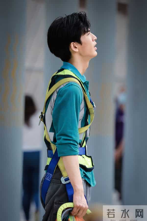 张凌赫捐赠驰援香港!清冷男神变暖心达人 细节藏家乡情怀