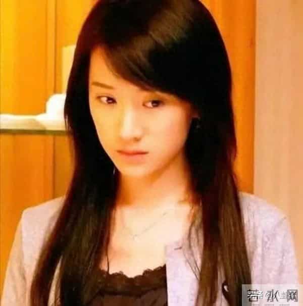 现在看海藻长得真的很绝 薄薄的像白开水一样的长相 导演选角太超前