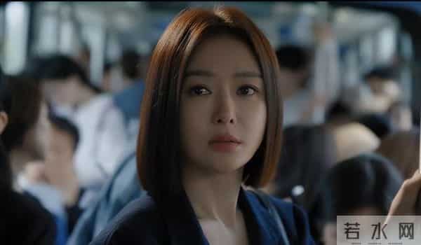 眼神呆滞，面部僵硬，身材干瘪，没白冰的气质，钟汉良也带不动她