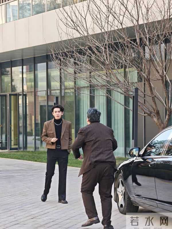 女演员雪地打颤，剧组无动于衷，观众不干了