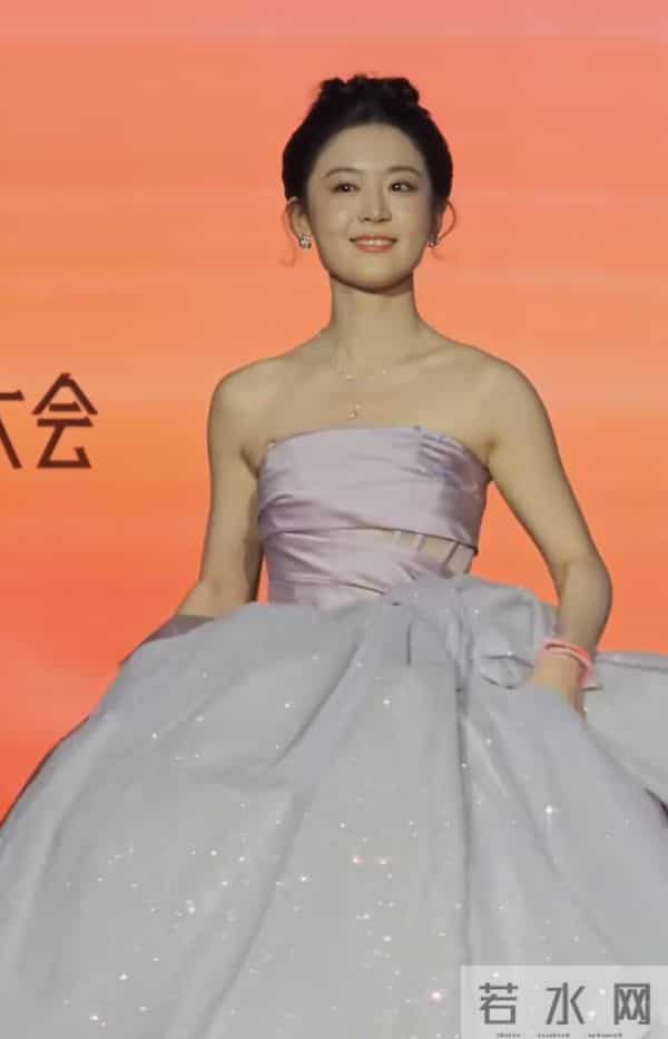 小短剧演员走红毯，又一批亮相，王格格气场十足，余茵鞋底高