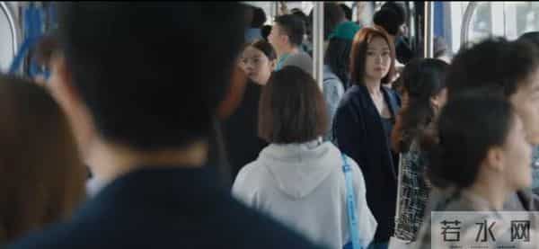 眼神呆滞，面部僵硬，身材干瘪，没白冰的气质，钟汉良也带不动她