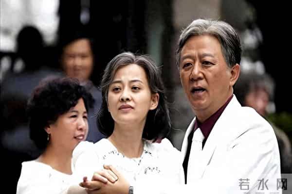 父母爱情:11年后才发现,老丁死在马桶上大有深意,憋屈 一生