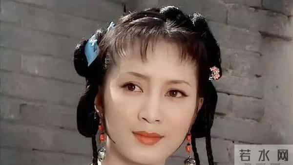 她长得漂亮，演技好，父母却一个瘫痪，一个截肢，丈夫将她宠成宝