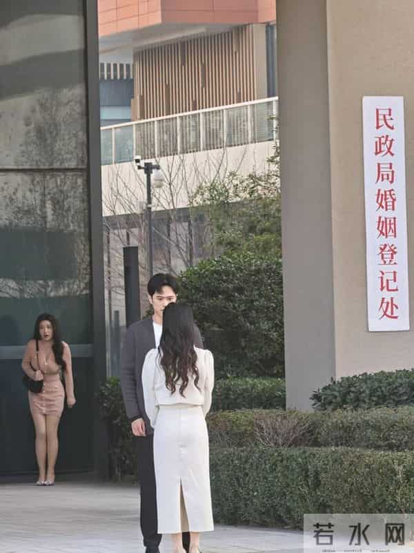 女演员雪地打颤，剧组无动于衷，观众不干了