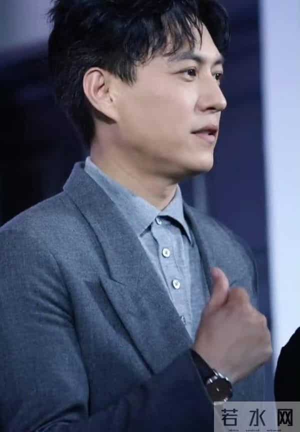 靳东为啥让中年女性疯狂，他满足了女人对理想伴侣的所有幻想