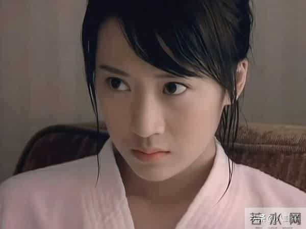 现在看海藻长得真的很绝 薄薄的像白开水一样的长相 导演选角太超前