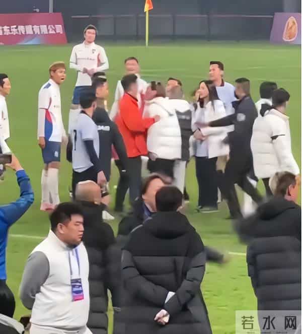 突发!香港知名男星踢球踩对方要害,双方爆发冲突,火药味十足