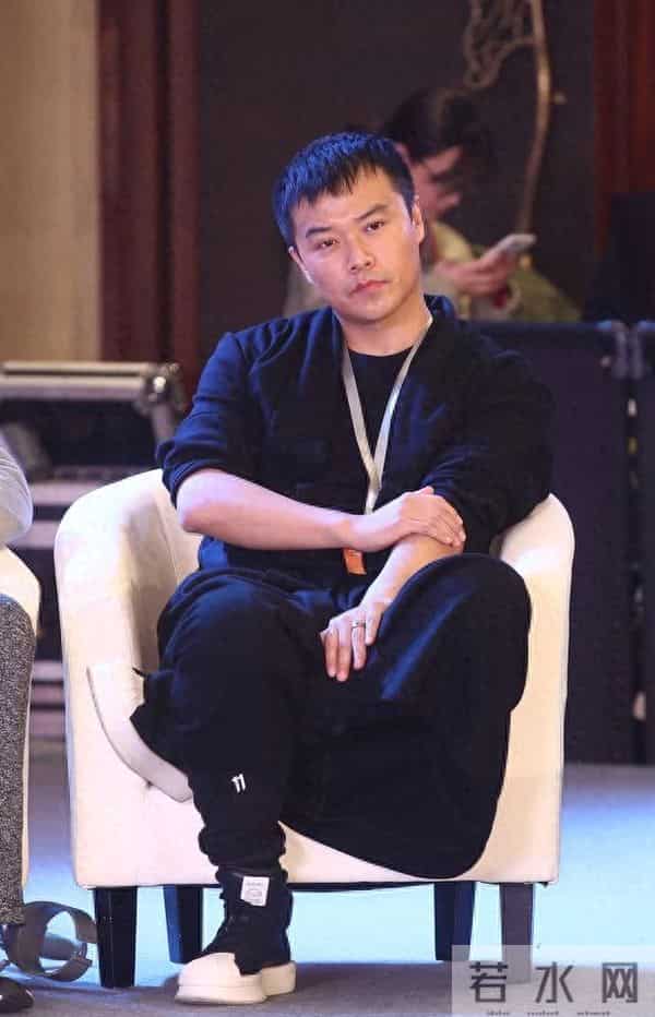 深陷抄袭争议、用妻子灭烟头?比王晶还风流的他,又给内娱丢人了