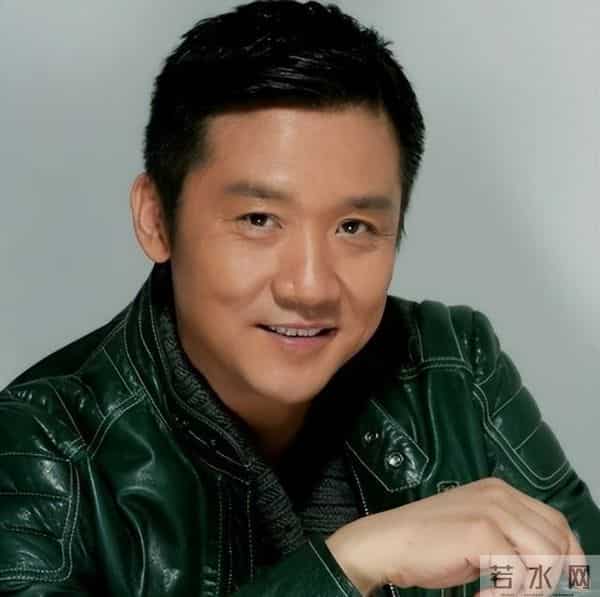 同样饰演父亲，《大生意人》中54岁成泰燊和56岁黄志忠有何不同？