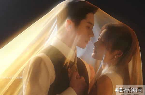 丞磊新剧壁咚强吻徐若晗,这一幕性张力破表