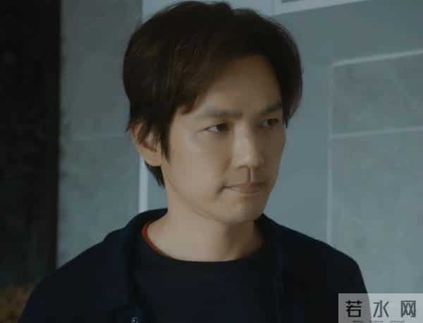 眼神呆滞，面部僵硬，身材干瘪，没白冰的气质，钟汉良也带不动她