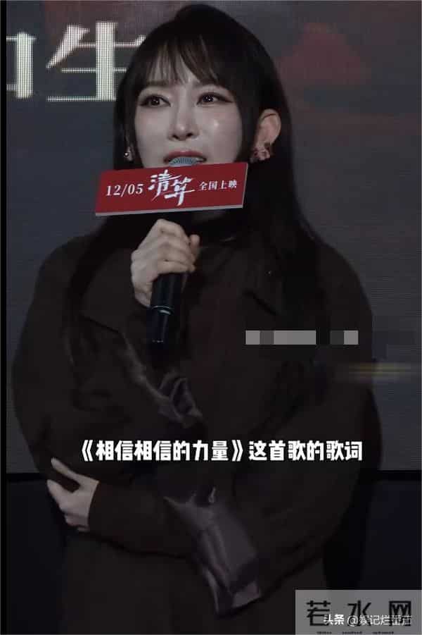 萨萨顶顶现身《清算》首映礼,眼睛好奇怪一直瞪眼,脸白到反光