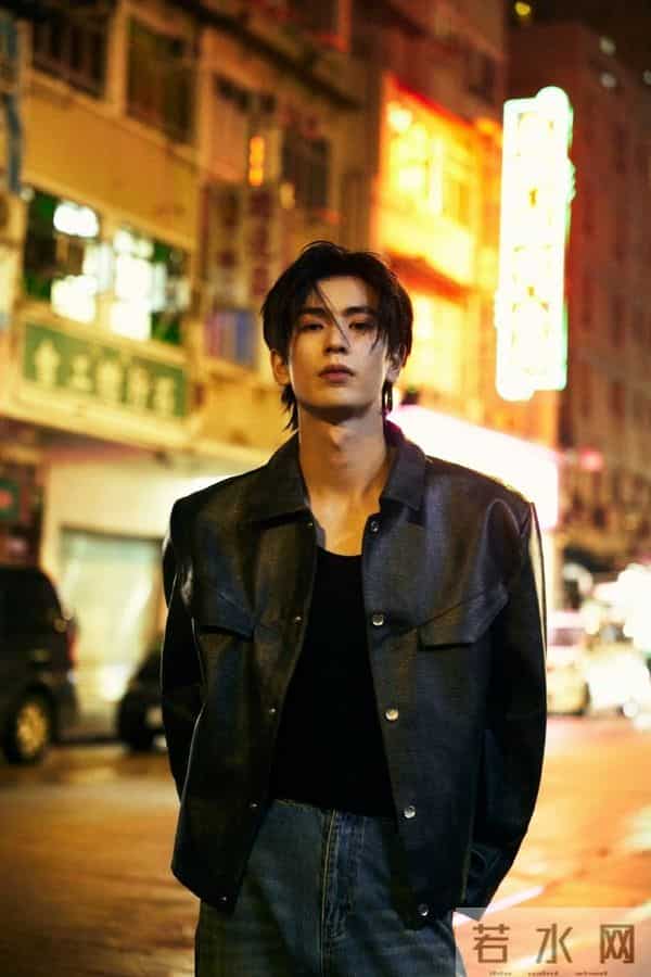 张凌赫捐赠驰援香港!清冷男神变暖心达人 细节藏家乡情怀