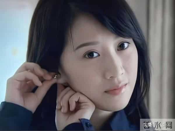 现在看海藻长得真的很绝 薄薄的像白开水一样的长相 导演选角太超前